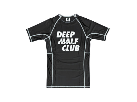 【2026年6月12日12:00販売開始】DEEP HALF CULB Rash Guard - Black
